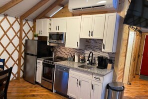 Micro-ondas, cooktop, lava-louças, toalhas de papel