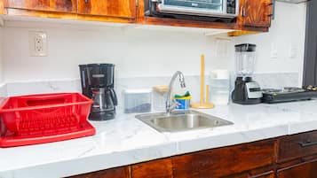 Microondas, horno, utensilios de cocina