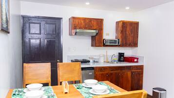 Traditional Studio | Dining room