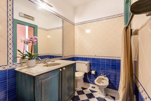 Asciugacapelli, bidet, asciugamani