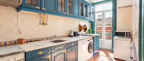 Fridge, microwave, oven, coffee/tea maker