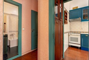Refrigerador, microondas, horno y cafetera y tetera