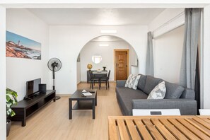 TV - JOIVY Gorgeous studio in Costa da Caparica (Lisbon)