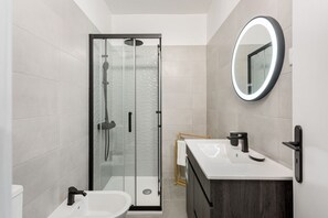 Regadera, secadora de cabello, bidet, toallas 