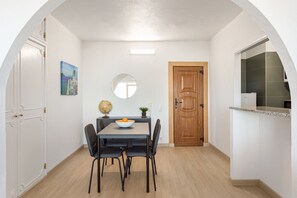 Dining - JOIVY Gorgeous studio in Costa da Caparica (Lisbon)