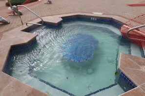 Una piscina al aire libre, una piscina climatizada