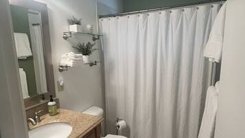 Doccia, asciugacapelli, asciugamani, sapone