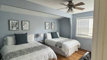 3 habitaciones, tabla de planchar con plancha, wifi y ropa de cama