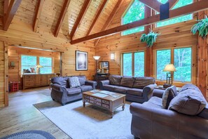 Smart TV, fireplace, DVD player, books - Hocking Hills - Pet Friendly on 6 Acres! Hot Tub! (South Bloomingville)