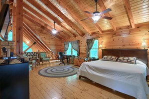 3 bedrooms, desk, iron/ironing board, free WiFi - Hocking Hills - Pet Friendly on 6 Acres! Hot Tub! (South Bloomingville)