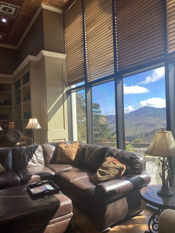 Smart TV, books - Ski at SugarTop Mountain Resort Stay in the Clouds with Grandfather Mt. View (Sugar Mountain)