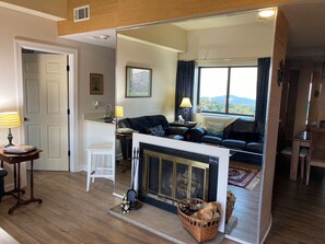 Smart TV, books - Ski at SugarTop Mountain Resort Stay in the Clouds with Grandfather Mt. View (Sugar Mountain)