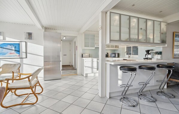 Kjøleskap, ovn, kokeplater og oppvaskmaskin