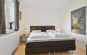 8 bedrooms, travel crib, free WiFi