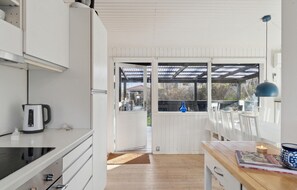 Fridge, stovetop, dishwasher, coffee/tea maker - Nice home in Vejby with WiFi (Vejby)