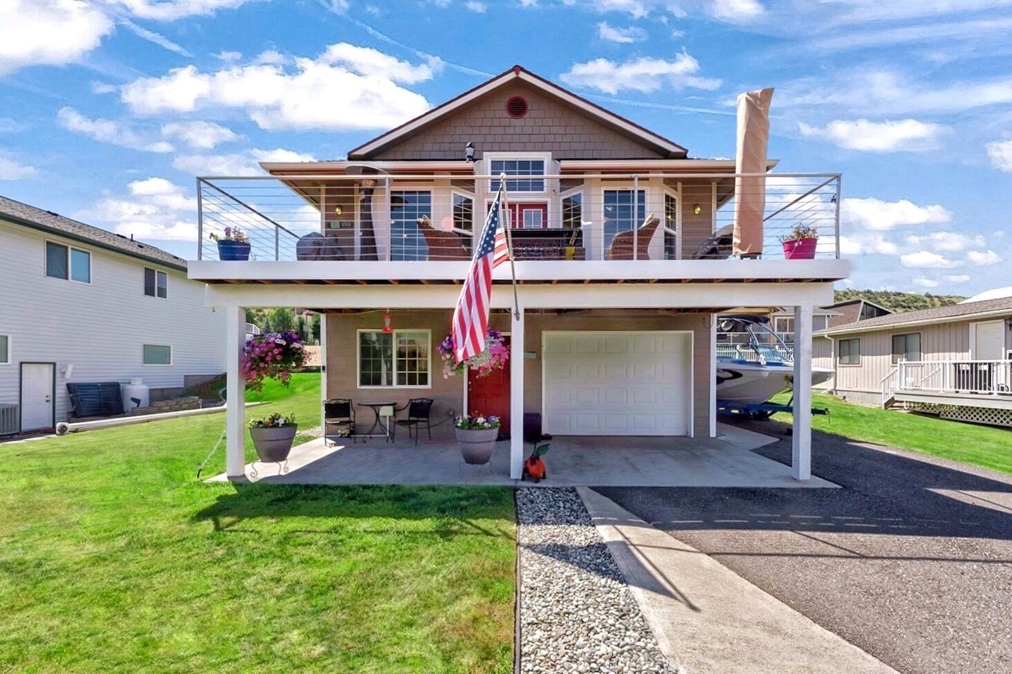Waterfront Community. Family-Friendly w/ Boat Launch, Pool, Pickleball and Beach