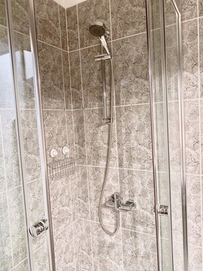 Dusche, Haartrockner, Handtücher, Seife