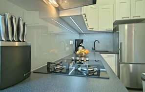 Kjøleskap, ovn, kokeplater og oppvaskmaskin