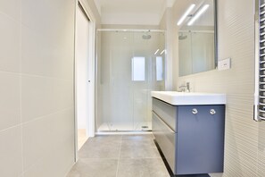Douche, sèche-cheveux, bidet, serviettes fournies