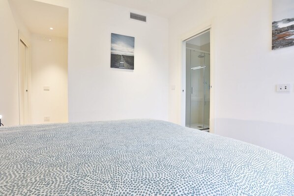 2 habitaciones, tabla de planchar con plancha, wifi y ropa de cama 