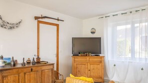 TV - 204 - Tranquil family home with large garden (PLURIEN)