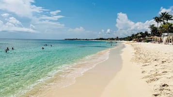 Chaises longues, serviettes de plage