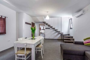 Interior - Holiday home with pool in quiet location (Savičenta)