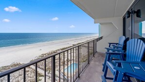 Ein Balkon mit Blick auf Strand und Meer.