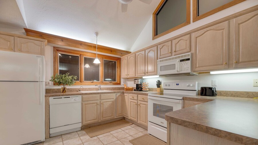 Bay Estate Luxe Waterfront Home w/ Private Pier, Main+guest House, Bay Views