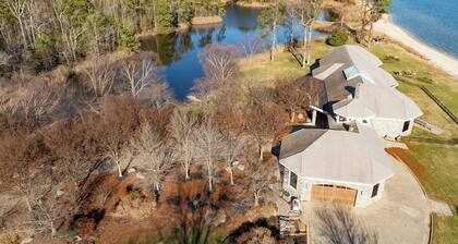 Bay House by Avantstay Waterfront, Pier, Pond