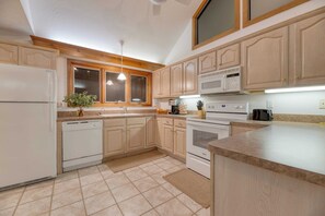 Interior - Bay Cottage by Avantstay Waterfront, Pier, Pond (Dameron)