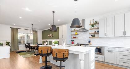 Bold Uptown Retreat - Hot Tub - 6 Beds
