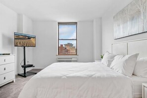 2 habitaciones, escritorio y tabla de planchar con plancha 