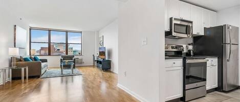 Een koelkast, een microgolfoven, een oven, een kookplaat