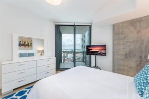 1 makuuhuone, työpöytä, silitysrauta/-lauta, vauvan matkasänky