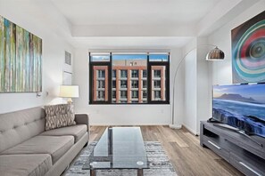 Smart TV - Affordable Luxury 1BR | Business & Fitness Center| Downtown Boston (Boston)