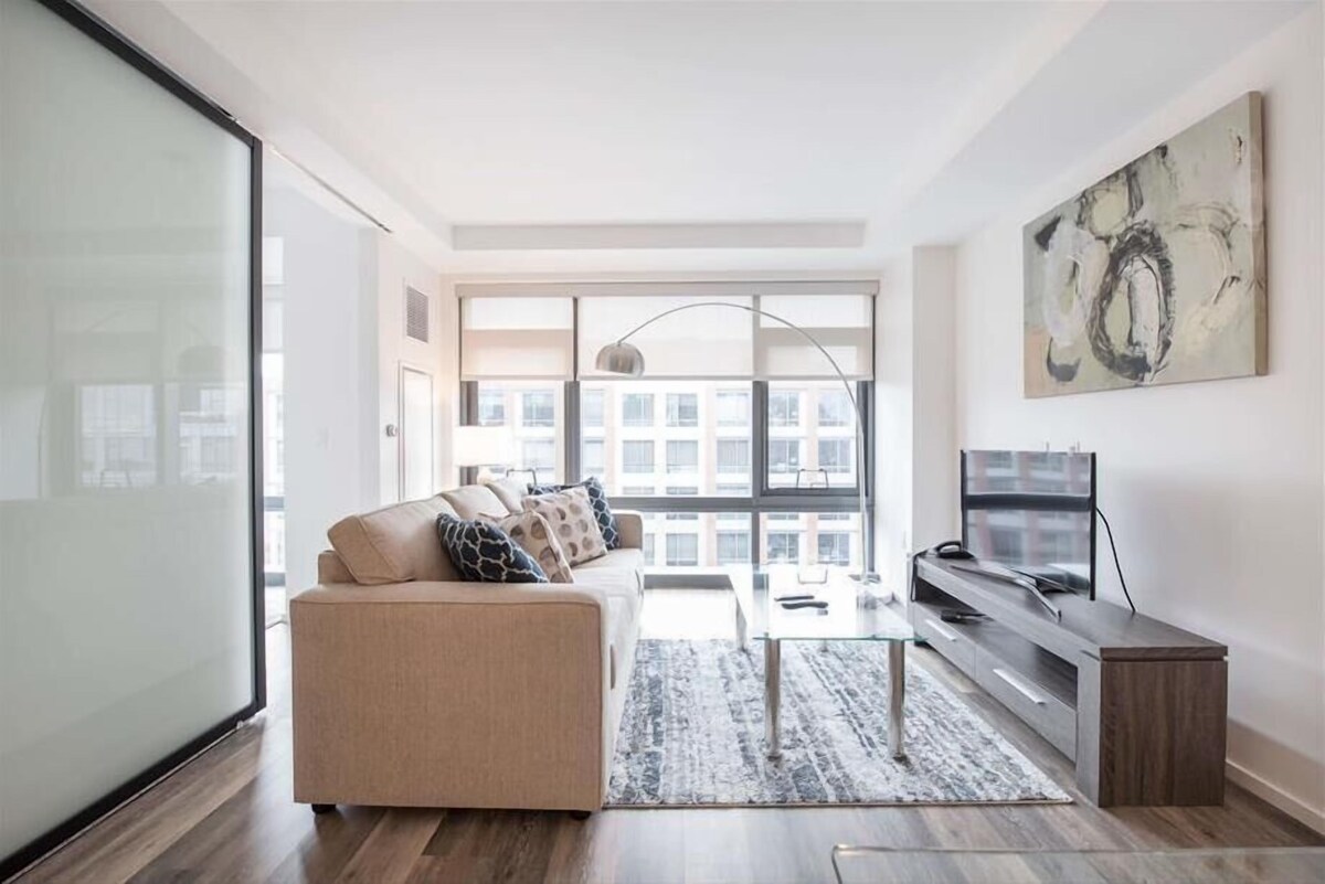 Spacious Downtown 1BR | Laundry In-unit | High Ceilings