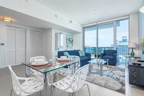 Smart TV - Private Balcony & Free  Beach Access | North Shore | Miami Beach (Miami Beach)