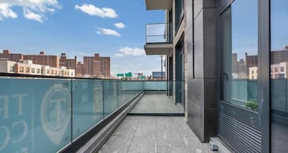 Mott Haven King Studio w Balcony | Gym+Hotel Amenities