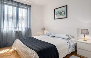 2 bedrooms, free WiFi, bed sheets - Awesome apartment in Porec with WiFi (Porec)