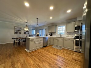 Køleskab, mikrobølgeovn, ovn, kogeplade