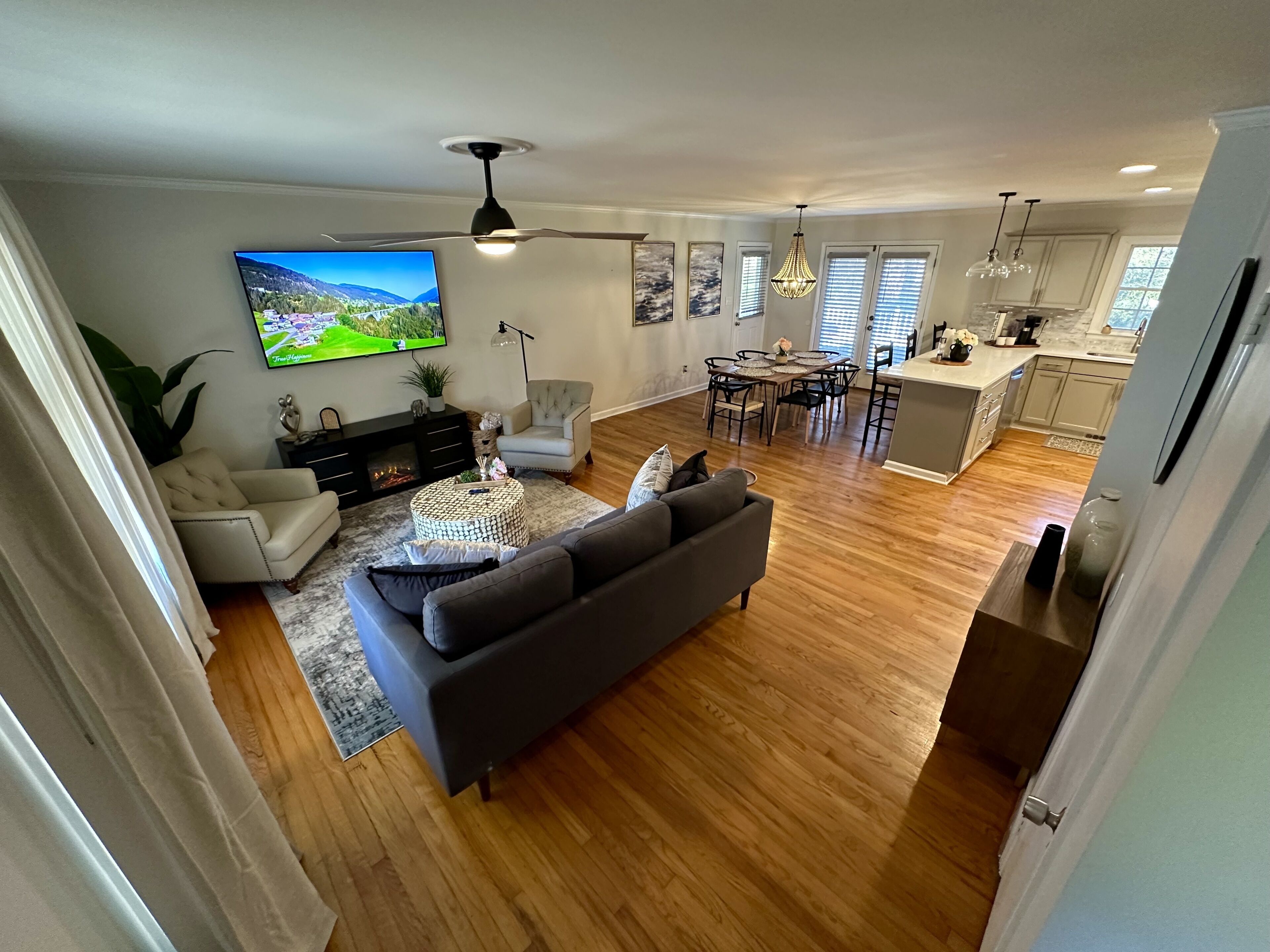 Een smart-tv en een open haard
