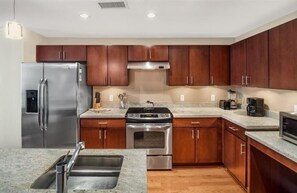 Refrigerador, microondas, horno y parrilla de estufa 