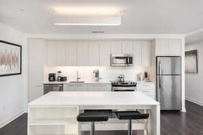Frigorífico, microondas, horno y placa de cocina