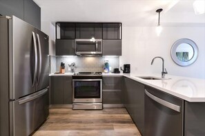 Kühlschrank, Mikrowelle, Ofen, Herdplatte