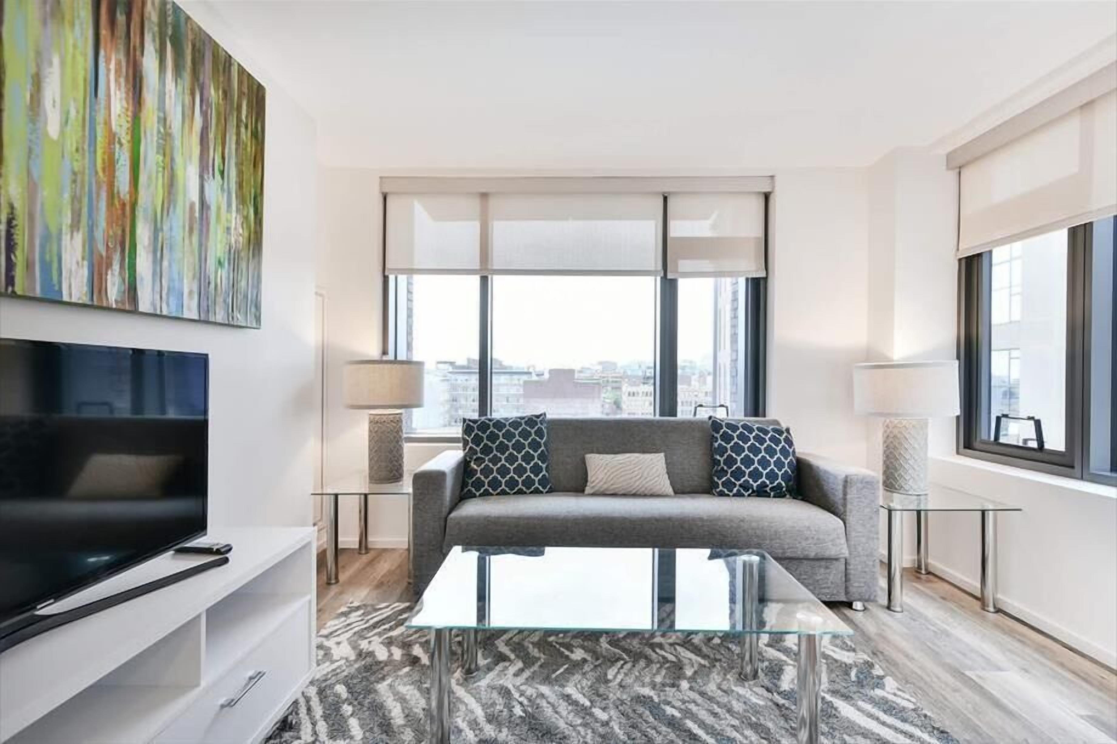 High-rise Downtown  2BR | Keyless Entry | Full Kitchen