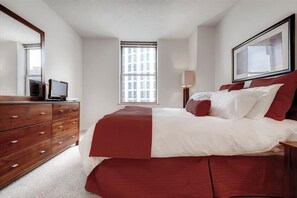 1 chambre, bureau, fer et planche à repasser, lit de bébé portatif