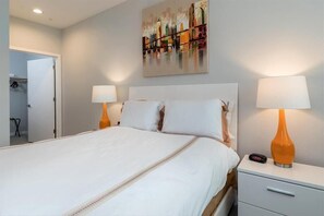 1 bedroom, desk, iron/ironing board, free WiFi - Heated Pool | Free Parking Available | Redwood City Downtown (Menlo Park)