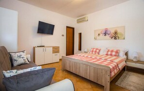 1 bedroom, travel crib, free WiFi, bed sheets - 1 bedroom cozy home in Marcana (Marcana)