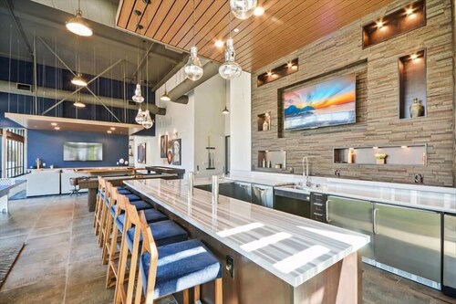 Furnished 1BR w/ Shared Fire Pit, Heated pool & BBQ